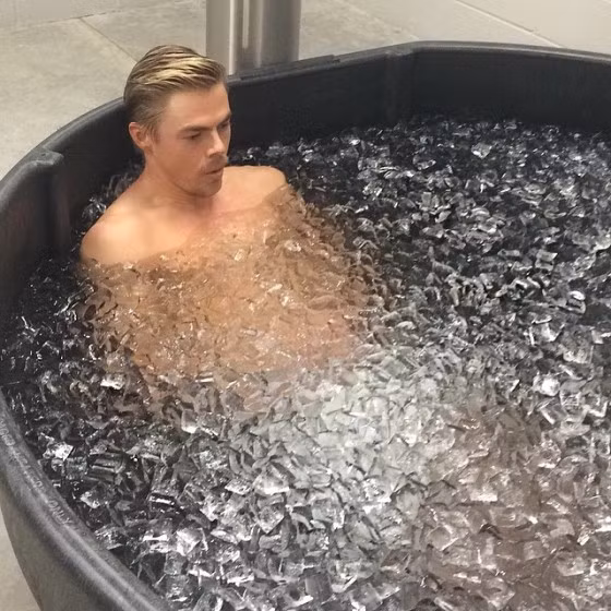 Derek Hough tắm nước đá để giữ cho làn da chắc khỏe.