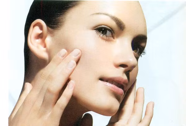 Xịt khoáng sau khi trang điểm còn giúp giữ lớp phấn trang điểm bền hơn, hạn chế những tác hại của môi trường tiếp xúc lên da. Khác với những gì người ta thường nghĩ, xịt khoáng không hề làm hỏng (nhòe) lớp trang điểm mà nó còn làm lớp trang điểm của bạn được bảo vệ dài lâu hơn.