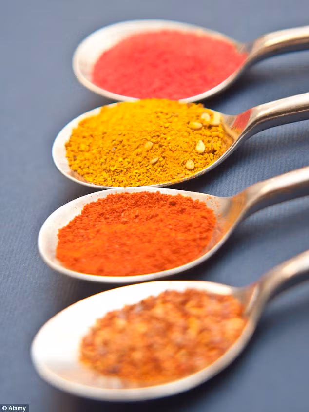 Gia vị cay nóng. Một số món ăn nhiều gia vị như cà ri nóng có thể kích thích việc phát hành các axit trong dạ dày, có thể gây kích ứng và lên men trong hệ tiêu hóa, gây đầy hơi.