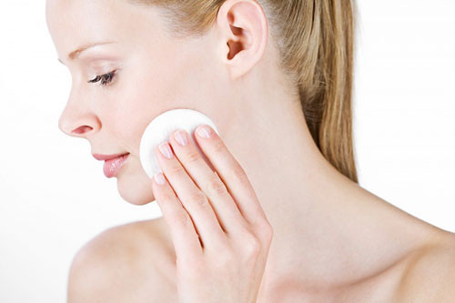 Làm sạch những vết bẩn còn sót lại sau tẩy trang và rửa mặt. Bạn có thể làm sạch dầu thừa trên da, tẩy bỏ hoàn toàn lớp mỹ phẩm và các tạp chất khác bằng cách sử dụng nước hoa hồng. Đây được coi là một chất tẩy rửa da nhẹ nhưng hiệu quả, không gây kích ứng cho da, đặc biệt là làn da nhạy cảm. Có thể coi công dụng làm sạch này là một trong những lợi ích tốt nhất của nước hoa hồng.