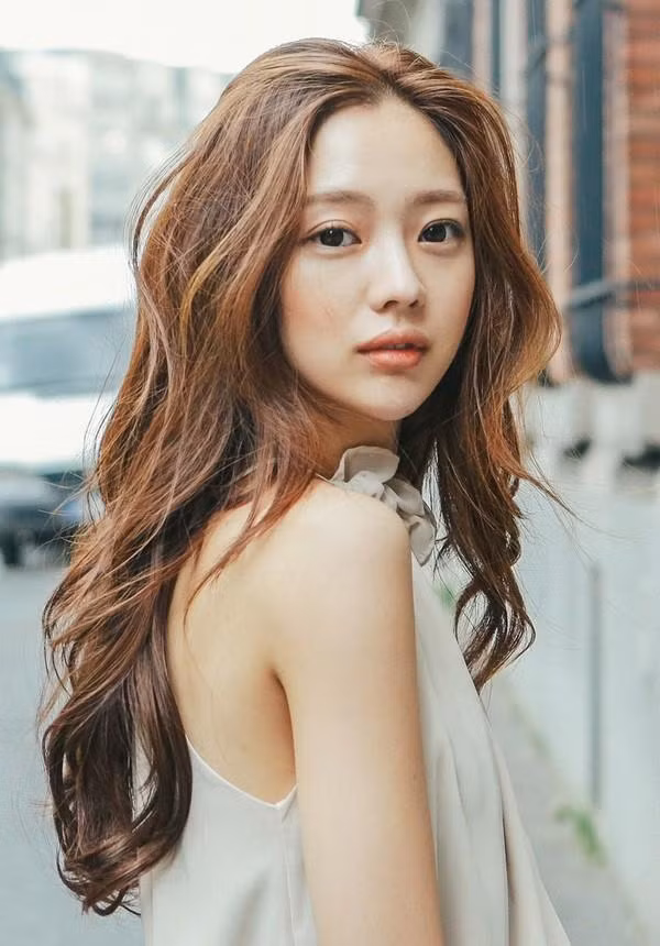 Làm dịu da trước ánh nắng mặt trời. Nước hoa hồng làm dịu làn da cháy nắng hoặc rám nắng. Chỉ cần trộn một thìa cà phê bột lá húng quế trong 100ml nước hoa hồng rồi cho vào bình xịt và phun hỗn hợp này lên toàn bộ khuôn mặt của bạn trước khi ra ngoài.