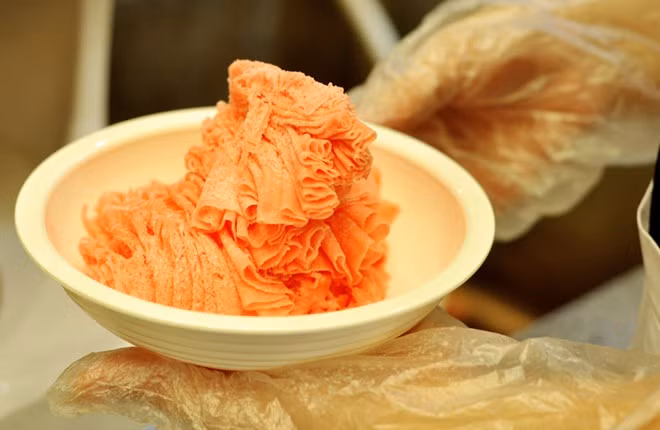 Kem tuyết Nhật Bản. Địa chỉ: Hokkaido Snowie, số 35 Hàng Lược, quận Hoàn Kiếm. Với vẻ ngoài khá mềm mại, những lớp kem màu sắc bắt mắt trông như dải lụa ở quán Hokkaido Snowie rất được lòng các bạn nữ tuổi teen. Kem tuyết Nhật Bản ở đây được xem là món "sang chảnh", giá từ 89.000đ đến 120.000đ tùy vị. Đặc điểm là cảm giác mát lạnh, lâu tan và vị thanh mát hơn kem thường.