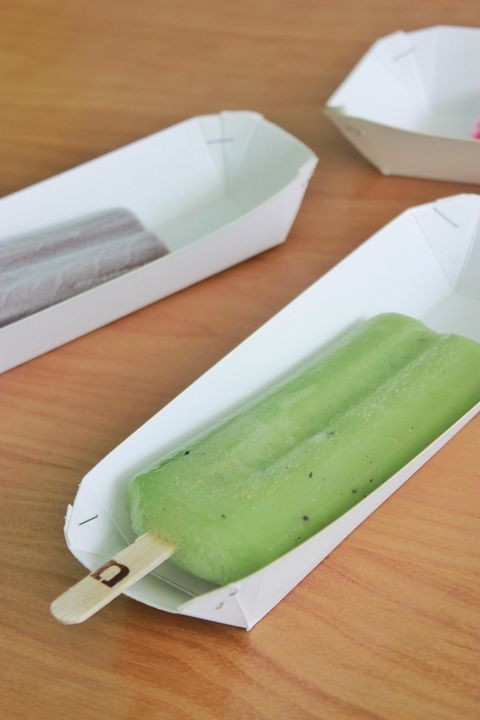 Kem tươi Lick n Bite - Ô Chợ Dừa. Quán kem dành cho teen gồm nhiều vị khác nhau như trái cây rừng, xoài, bạc hà và táo có nhúng thêm chocolate và rắc các loại hạt với nhiều màu sắc bắt mắt. giá kem ở đây dao động từ 20.000đ đến 50.000đ/cây.