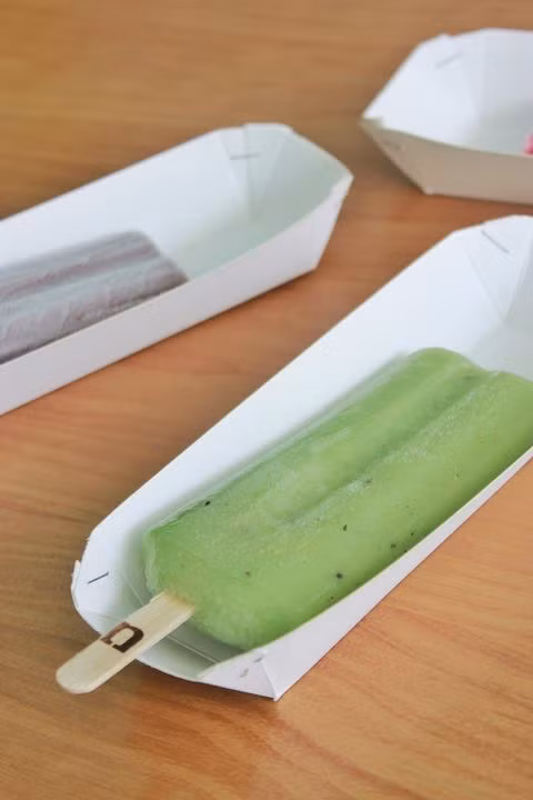 Kem tươi Lick n Bite - Ô Chợ Dừa. Quán kem dành cho teen gồm nhiều vị khác nhau như trái cây rừng, xoài, bạc hà và táo có nhúng thêm chocolate và rắc các loại hạt với nhiều màu sắc bắt mắt. giá kem ở đây dao động từ 20.000đ đến 50.000đ/cây.