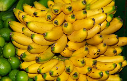 Có rất nhiều bà mẹ thắc mắc ăn gì để sữa mẹ thơm, mà không nhận ra những thực phẩm xung quanh mình có tác dụng tạo mùi hương dễ chịu cho sữa, chuối là một trong những thực phẩm như vậy. Chuối vô cùng bổ dưỡng với các mẹ sau sinh, bởi nó có chứa nhiều vitamin A, C,D,E,B1, B12, B6 và các yếu tố vi lượng cần thiết như Ca, K, Mg, P, Fe.Ngoài ra, chuối còn có tác dụng nhuận tràng, chống táo bón. Chuối có hương vị rất thơm ngon, sẽ làm cho sữa mẹ có mùi thơm dễ chịu.