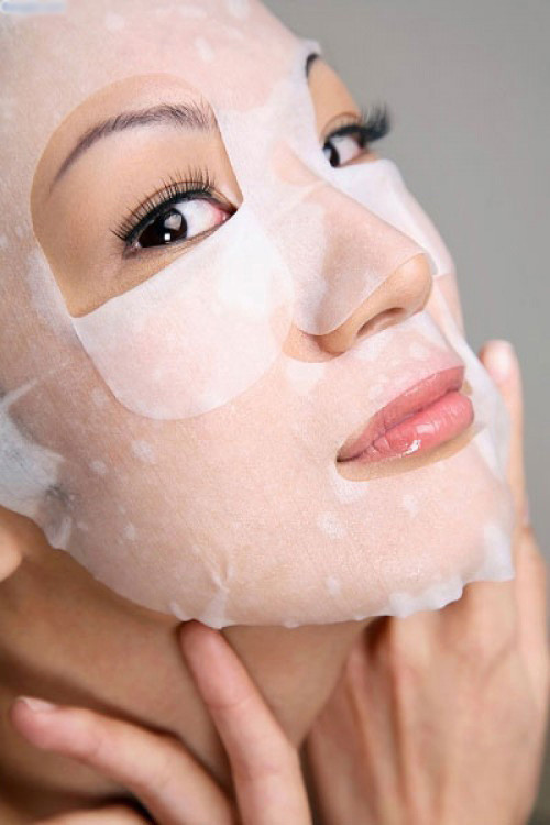 Đắp mặt nạ quá thường xuyên. Trong thực tế, làn da của bạn là rất mỏng, đặc biệt là khi bị cháy nắng. Đắp mặt nạ thường xuyên sẽ làm mất đi lớp dầu bảo vệ tự nhiên trên bề mặt da, khiến da bạn không còn khả năng chống lại tác động môi trường, dễ bị tổn thương.