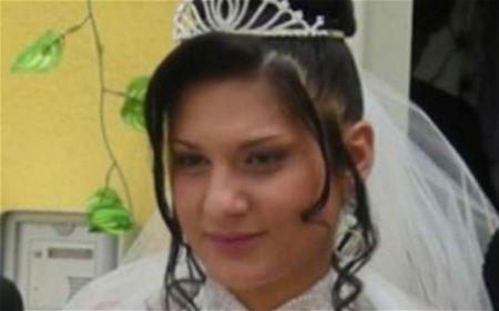 Hôn mê 4 tháng vẫn sinh con khỏe mạnh. Một phụ nữ ở Italy sinh được đứa con khỏe mạnh dù đã hôn mê 4 tháng vì bị bắn vào đầu. Bé gái nặng khoảng 1 kg ra đời sau cuộc phẫu thuật thành công. Đứa trẻ được chăm sóc đặc biệt vì bị sinh non sau hơn 6 tháng thai kỳ.