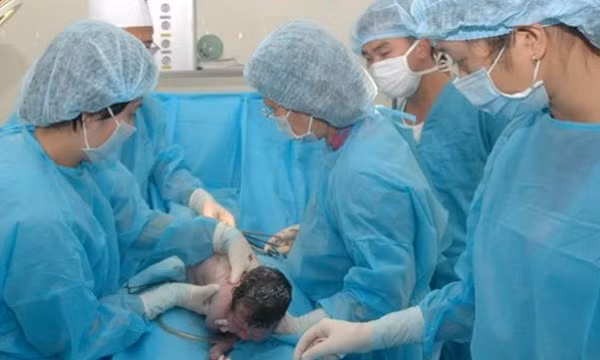 “Em bé vẫn khỏe mạnh và phát triển bình thường”, tiến sĩ Bela Fulesdi của bệnh viện cho biết. Tuy nhiên, phía bệnh viện không tiết lộ về giới tính cũng như ngày sinh chính xác của bé. Đại học Debrecen xác nhận hai ngày sau khi sinh, một số bộ phận của cơ thể người mẹ như tim, gan, thận và tụy được chuyển cho 4 bệnh nhân đang chờ người hiến.