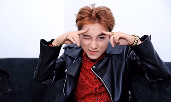 Trước đó, vì tình trạng sức khoẻ, Sơn Tùng bị gắn mác bùng show. Anh đã nhận tham gia biểu diễn tại sân vận động huyện Yên Phong (Bắc Ninh) vào 29/9 nhưng 2 ngày trước khi show diễn ra, Sơn Tùng đột ngột hủy show. Tuy nhiên, ngay sau đó, Sơn Tùng đã lên tiếng phủ nhận và tỏ ra bức xúc trước những ý kiến quy chụp từ bầu show.