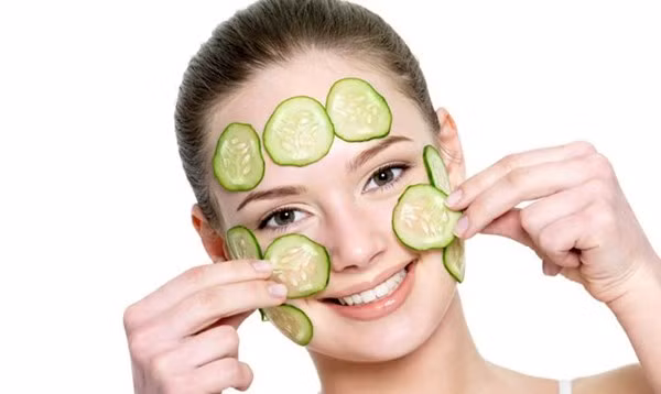 Mặt nạ dưa chuột. Bạn chỉ nên đắp mặt nạ dưa chuột khoảng 3 lần một tuần. Vì nếu bạn đắp mặt nạ quá thường xuyên thì sẽ khiến da bạn bội thực dinh dưỡng, thậm chí sẽ khiến lỗ chân lông bạn nở rộng, gây dị ứng.