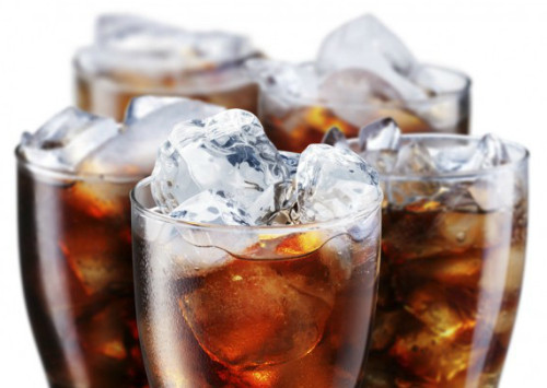 Đồ uống có ga. Đồ uống có ga chứa lượng cafein không nhỏ, mặc dù lượng cafein trong từng loại đồ uống có ga là khác nhau. Vì vậy, uống quá nhiều đồ uống có ga cũng gây mất nước cho cơ thể.