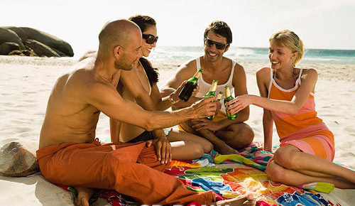 Tất cả điều này làm giảm nồng độ hydrat hóa của cơ thể và ,làm cho bạn phải thường xuyên đi vệ sinh và dẫn tới cơ thể mất nước. Bên cạnh đó, uống nhiều rượu sẽ làm suy giảm khả năng cảm nhận của cơ thể nên bạn khó nhận ra mình đang khát nước hoặc mệt mỏi. Lúc đó bạn không cung cấp nước kịp thời cho cơ thể nên tình trạng thiếu nước càng tăng.