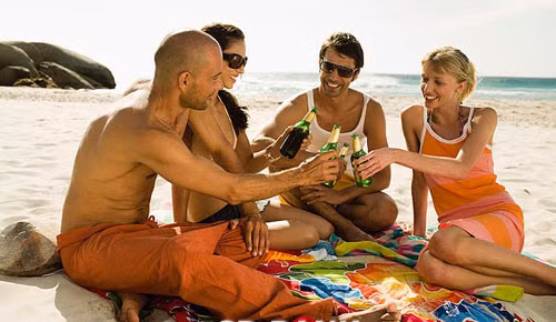 Tất cả điều này làm giảm nồng độ hydrat hóa của cơ thể và ,làm cho bạn phải thường xuyên đi vệ sinh và dẫn tới cơ thể mất nước. Bên cạnh đó, uống nhiều rượu sẽ làm suy giảm khả năng cảm nhận của cơ thể nên bạn khó nhận ra mình đang khát nước hoặc mệt mỏi. Lúc đó bạn không cung cấp nước kịp thời cho cơ thể nên tình trạng thiếu nước càng tăng.