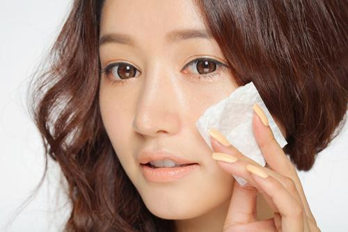 Rất đơn giản, hãy rửa mặt 2 lần/ngày vào sáng thức dậy và tối sau khi tẩy trang hết lớp make up. Tốt nhất, bạn nên rửa mặt ngay sau khi kết thúc 1 ngày của mình ngoài đường. Thêm vào đó, bạn cũng nên trung thành với loại sữa rửa mặt đã hợp với da mình từ lâu, hoặc dùng sữa có chiết xuất từ tự nhiên để có được làn da sạch và khỏe.