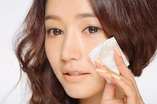 Rất đơn giản, hãy rửa mặt 2 lần/ngày vào sáng thức dậy và tối sau khi tẩy trang hết lớp make up. Tốt nhất, bạn nên rửa mặt ngay sau khi kết thúc 1 ngày của mình ngoài đường. Thêm vào đó, bạn cũng nên trung thành với loại sữa rửa mặt đã hợp với da mình từ lâu, hoặc dùng sữa có chiết xuất từ tự nhiên để có được làn da sạch và khỏe.