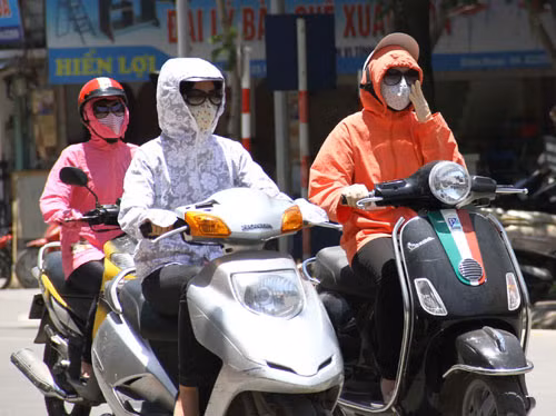 Thoa kem chống nắng 20-30 phút trước khi ra nắng. Sai lầm lớn nhất là khi chúng ta đang cố gắng để bảo vệ da khỏi ánh nắng mặt trời là thoa kem chống nắng không đủ thời gian để nó có tác dụng. Muốn kem chống nắng có hiệu quả, nó cần được bôi 20-30 phút trước khi tiếp xúc với ánh mặt trời. Mặt khác, dù đã bôi kem chống nắng, bạn cũng phải che chắn bằng áo bảo hộ cẩn thận.