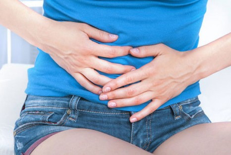 Nguy cơ tampon mắc kẹt trong âm đạo. Khi dùng tampon xuống biển, môi trường nước sẽ tăng nguy cơ để tampon mắc kẹt bên trong âm đạo. Tampon bị lưu trong âm đạo có thể gây tiết dịch âm đạo bất thường. Ngoài ra, theo Jane Harrison-Hohner, chuyên gia tư vấn sức khỏe cho chuyên trang WebMD, nguyên nhân phổ biến nhất khiến tampon bị lưu là người sử dụng đã quên không tháo băng cũ trước khi thay băng mới, khiến miếng băng cũ bị đẩy sâu vào trong âm đạo.