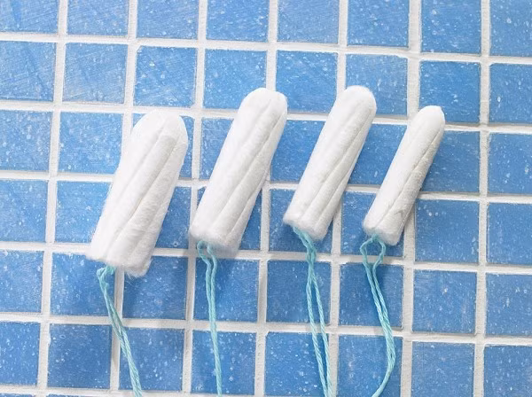 Rách màng trinh do dùng tampon đi biển. Rách màng trinh là một trong những tai nạn rất dễ xảy ra khi sử dụng tampon. Do đặc trưng kích thước của tampon rất nhỏ, nếu không biết sử dụng đúng cách, chúng mình hoàn toàn có thể dẫn đến tai nạn không mong muốn này. Ngoài ra, một số bạn nữ có lỗ màng trinh rất nhỏ, vì thế việc đặt tampon cũng có thể gây đau và làm rách lớp màng mỏng manh.