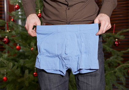 Ly hôn vì chồng không chịu… mặc quần lót. Cô Emese Nagy, 24 tuổi, sống trong ngôi làng nhỏ thuộc vùng Lemnia (Mỹ) đã kết hôn với anh Tamas. Trước đám cưới, cô không hề biết vị hôn phu của mình lại có sở thích “thả rông” như thế. Lúc đầu, Emese cũng không thực sự bận tâm, nhưng cô bắt đầu khó chịu khi thấy những phụ nữ khác cứ nhìn chằm chằm “vào vùng nhạy cảm” của chồng mình. Do đó, chị đã đệ đơn xin ly hôn với lý do người chồng không chịu mặc quần lót.