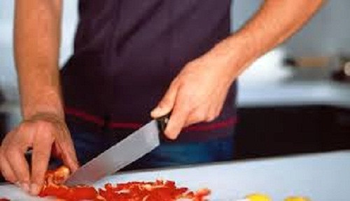 Ly hôn vì chồng nấu ăn giỏi hơn. Mohammed Said là đầu bếp tại một khách sạn ở Cairo, Ai Cập. Anh khiến cả gia đình sung sướng khi quyết định nấu một bữa tối vào đầu tháng Ramadan năm nay. Kể từ đó, những đứa con trai rất thích món ăn do cha mình nấu, nên đề nghị Mohammed hàng ngày nấu cho chúng ăn bữa tối. Tuy nhiên, người vợ lại cảm thấy buồn bực vì điều đó, cô quyết định nộp đơn xin ly dị.