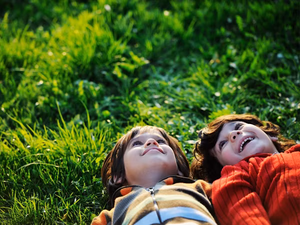 Cho trẻ mặc các loại vải sáng màu và chất cotton giúp ngấm mồ hôi, làm mát cơ thể và bảo vệ da khỏi tác hại của tia UV.