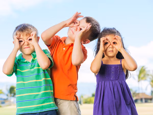 Trang bị cho trẻ 1 chiếc kính mát, vừa giúp trẻ chống chói mắt, vừa ngăn chặn 99% tia UV gây hại cho mắt.