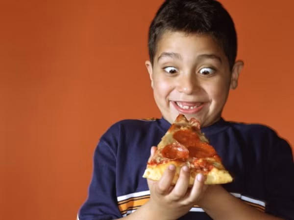 Nên hạn chế cho trẻ ăn vặt, thịt đỏ và các loại thực phẩm chiên rán trong hè.