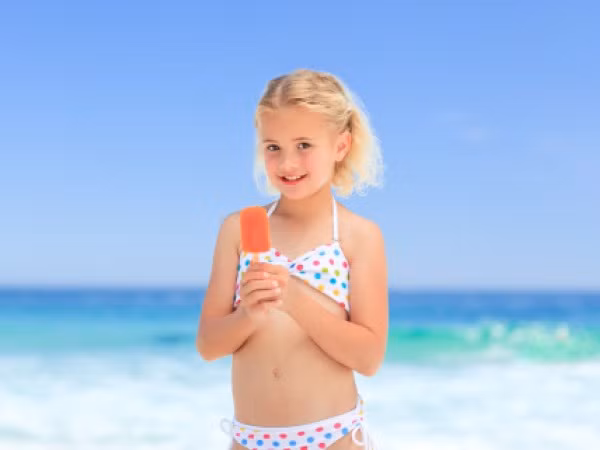 Sử dụng kem chống nắng cho trẻ có chỉ số SPF 15 và áp dụng nó ít nhất 20 phút trước khi cho trẻ tiếp xúc với ánh nắng mặt trời. Nếu trẻ đi tắm biển hoặc đi bơi, nên áp dụng kem chống nắng chống nước trước khi xuống nước 15-30 phút.