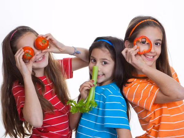 Trong các bữa chính, nên cho trẻ ăn nhiều rau quả vì chúng chứa lượng nước đáng kể để làm mát cơ thể.