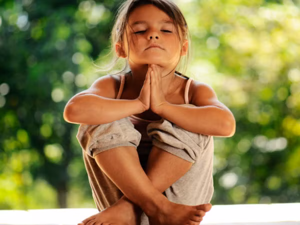 Tránh cho trẻ ra ngoài thời điểm nắng gắt từ 11h trưa đến 16h.