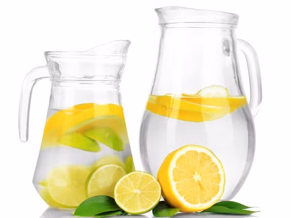 Uống nước chanh và nước hoa quả. Những loại nước nói trên vừa giúp trẻ giải khát, đồng thời bổ sung lượng nước cần thiết cho cơ thể.