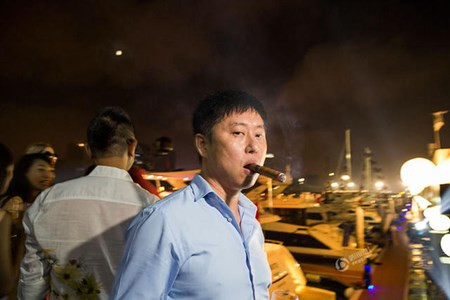  Giới nhà giàu Trung Quốc "chuộng" hút xì gà. Trong ảnh là người đàn ông được gọi là Kenny, chuyên cung cấp xì gà hảo hạng cho giới thượng lưu Trung Quốc.