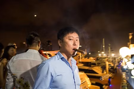  Giới nhà giàu Trung Quốc "chuộng" hút xì gà. Trong ảnh là người đàn ông được gọi là Kenny, chuyên cung cấp xì gà hảo hạng cho giới thượng lưu Trung Quốc.