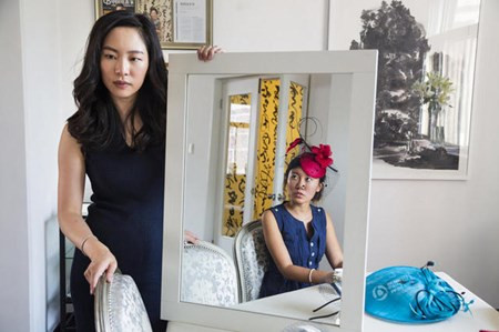 Các quý cô nhà giàu Trung Quốc thường tham gia các khóa học đi đứng, ăn mặc, giao tiếp, trong đó bao gồm việc đội đúng một chiếc mũ kiểu cách.