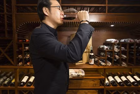 Hầm rượu của nhà giàu Trung Quốc đầy ắp rượu thượng hạng.