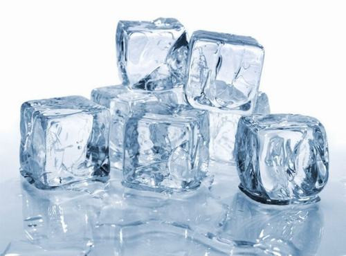 Lúc bé mới bị muỗi đốt bạn hãy lấy ngay một viên đá lạnh thoa lên vết đốt cho bé. Thoa đều đá lạnh trong một thời gian ngắn sẽ giảm thiểu sự khó chịu và sưng tấy cho bé.