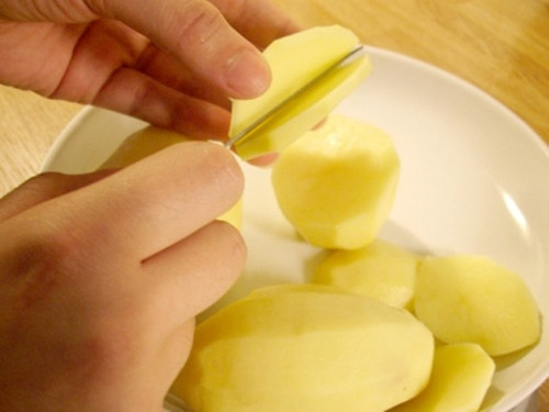 Khoai tây. Cắt lát/miếng khoai tây, xoa vào chỗ muỗi đốt cho bé càng sớm càng tốt. Khoảng 5 phút, mẹ lại cắt tiếp một lát nữa xoa cho bé. Nốt muỗi đốt không sưng, không ngứa và không để lại sẹo.