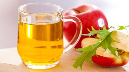 Giấm có tác dụng rất tốt trị muỗi đốt. Các mẹ pha loãng một lượng giấm với nước xoa lên vết muỗi đốt, rồi lấy miếng bông gạc đắp lên trên đó, vết muỗi đốt sẽ không bị ngứa và sưng tấy nữa.