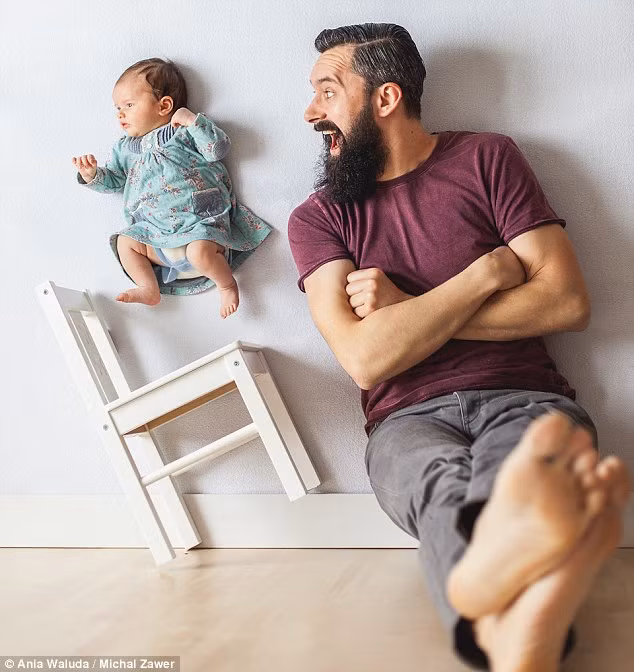 Mặc dù gặp phải khó khăn là phải làm sao cho bé con 1 tháng tuổi sao cho bé cảm thấy thoải mái và an toàn, nhưng hai vợ chồng vẫn cảm thấy rất hạnh phúc khi những bức ảnh bố và con gái này đã thu hút nhiều người xem.