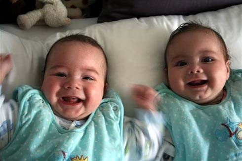 Hai bé song sinh khác cha hiếm gặp ở Ba Lan. Cặp song sinh một trai, một gái ở Ba Lan khi được xét nghiệm ADN đã cho kết quả kỳ lạ: bé trai là con của chồng, nhưng bé gái là con của người tình. Một phụ nữ Ba Lan, 28 tuổi tuy đã có gia đình nhưng vẫn lén lút quan hệ với người tình và trong một lần mang thai ngoài ý muốn cô đã sinh hạ cặp song sinh kháu khỉnh.