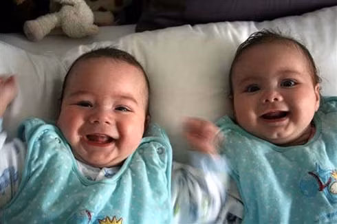 Hai bé song sinh khác cha hiếm gặp ở Ba Lan. Cặp song sinh một trai, một gái ở Ba Lan khi được xét nghiệm ADN đã cho kết quả kỳ lạ: bé trai là con của chồng, nhưng bé gái là con của người tình. Một phụ nữ Ba Lan, 28 tuổi tuy đã có gia đình nhưng vẫn lén lút quan hệ với người tình và trong một lần mang thai ngoài ý muốn cô đã sinh hạ cặp song sinh kháu khỉnh.