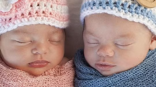 Sau khi T.M thừa nhận mình cũng có quan hệ tình dục với người đàn ông khác ngay trong tuần quan hệ với A.S, cơ quan xã hội ra lệnh xét nghiệm ADN. Kết quả xét nghiệm hồi tháng 11/2014 làm cả hai bên ngạc nhiên. Căn cứ kết quả đó, thẩm phán nói rằng việc 2 trứng của một người phụ nữ được thụ tinh bởi 2 người đàn ông khác nhau là có thể xảy ra nếu người phụ nữ có quan hệ tình dục với cả hai người đàn ông đó trong cùng một chu kỳ kinh nguyệt.