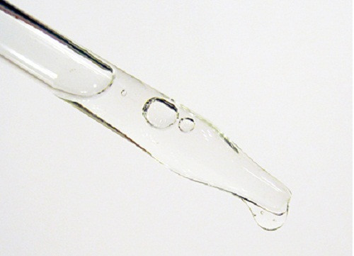 Sử dụng serum dưỡng tóc. Serum dưỡng tóc là những sản phẩm đậm đặc chứa các hoạt chất sinh học nhiều gấp 10 lần sản phẩm dạng kem. Vì vậy, nó giúp phục hồi tóc hư tổn và tăng độ mượt, sáng bóng tuyệt vời cho tóc. Đặc biệt, đây được coi là "cứu tinh" cho những nàng thường xuyên làm tóc hoặc có chất tóc xấu.