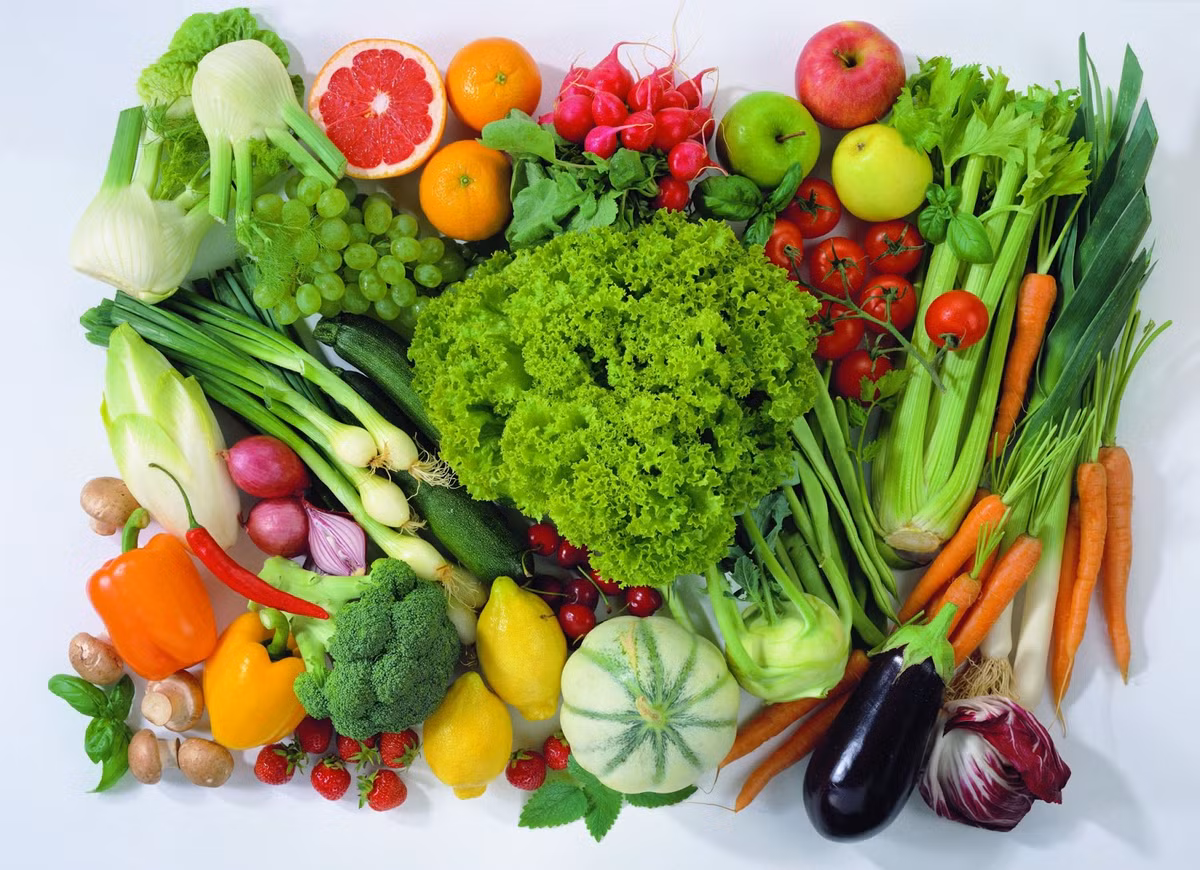 Ăn thực phẩm giàu vitamin A, E. Đây là hai loại vitamin được khuyến cáo bổ sung hàng ngày vì chúng không những có tác dụng làm đẹp da, kích thích tái tạo tế bào da bị tổn thương mà còn tăng độ óng ả cho tóc. Một số thực phẩm giàu vitamin A, E gồm: bông cải xanh, bí đỏ, khoai lang, các loại rau có màu xanh đậm...