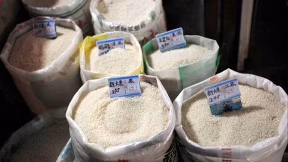 Hồi năm 2013, kết quả giám định của Trung tâm Kiểm soát và Phòng ngừa dịch bệnh Quảng Đông cho thấy đã phát hiện ra chất cadimi trong hơn 10.000 tấn gạo nhiễm hóa chất cadmi quá mức cho phép. Cadmi là một loại kim loại độc hại có màu trắng xanh, thường được sử dụng trong công nghệ mạ bạc, khi xâm nhập cơ thể sẽ tồn ứ tới 30 năm, gây ra bệnh ngộ độc Itai-itai khiến xương bị mất khoảng chất dẫn đến mềm xương và suy thận.