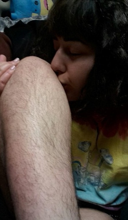 “Tôi nghĩ rằng lông không hề đáng sợ. Dù bất cứ phụ nữ nào cũng không thể chịu được việc không thể wax lông, thì tôi vẫn không hề xấu hổ và tự hào vì cơ thể tự nhiên của mình”, cô này bộc bạch.