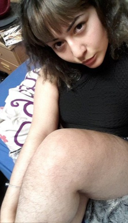 Yasmin cũng cho hay, cô muốn muốn nhắn nhủ với tất cả phụ nữ rằng cứ nên thể hiện nét mạnh mẽ, cá tính riêng của mình với những điều tự nhiên nhất thay vì cố giấu nó đi.