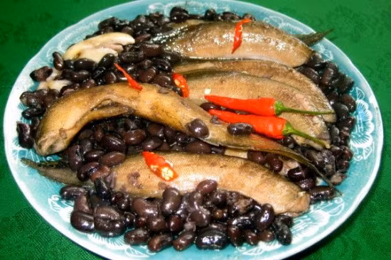 Cá trê nấu đậu đen. Cá trê 1 - 2 con, đậu đen 150g. Cá trê khử mùi tanh, nhờn, làm sạch, giữ nguyên đầu, lọc bỏ xương riêng. Ninh xương cá với 300ml nước để làm nước dùng. Đậu đen xay thành bột, cho vào nước xương quấy đều rồi đun sôi, để nhỏ lửa, cho cá vào nấu chín, nêm gia vị. Nên ăn trong 15 ngày để chữa yếu sinh lý, bệnh sẽ cải thiện rõ ràng.