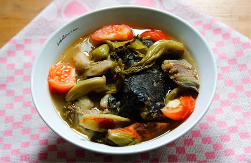 Cá trê nấu canh chua. Cá trê làm sạch, ướp với ít muối, hạt nêm, nước mắm và hạt tiêu cho hết mùi tanh, ướp trong vòng 20 phút. Dưa muối vắt sạch nước để khi xào lên không bị bắn dầu nhiều, cà chua xắt múi cau. Đem phi thơm hành khô, cho cà chua và dưa muối vào xào khoảng 2 phút, đổ lượng nước mà bạn cho là vừa đủ với số người, đợi đến khi nước sôi già, bạn có thể cho cá trê vào. Khoảng 25 phút sau là bạn đã có một món canh ngon.