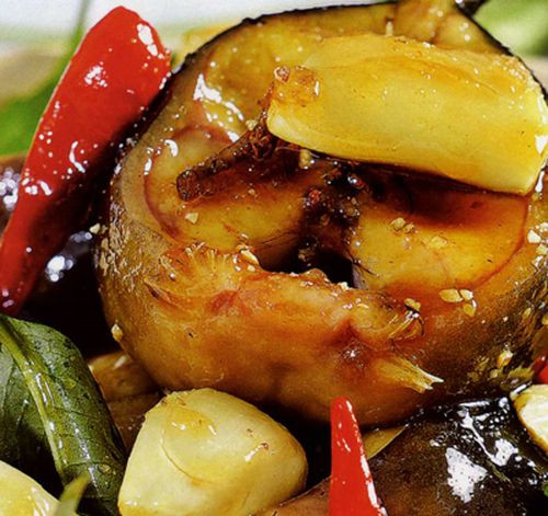 Cá trê kho tộ. Làm sạch cá, cắt cá thành từng khúc vừa ăn. Tiếp đó cắt thịt thành miếng con chì rồi ướp cá và thịt với hành tím băm nhỏ, nước mắm, đường, dầu ăn. Bắc nồi, cho ít dầu vào phi hành thơm rồi cho cá và thịt vào đảo đều. Sau đó cho nước hàng vào rồi cho nước lọc ngập xăm xắp mặt cá, thịt, nêm gia vị cho vừa ăn rồi vặn lửa nhỏ liu riu. Kho cá đến khi nước gần cạn thì bạn cho hạt tiêu, ớt băm và đầu hành cắt mỏng vào rồi tắt bếp là có thể thưởng thức.